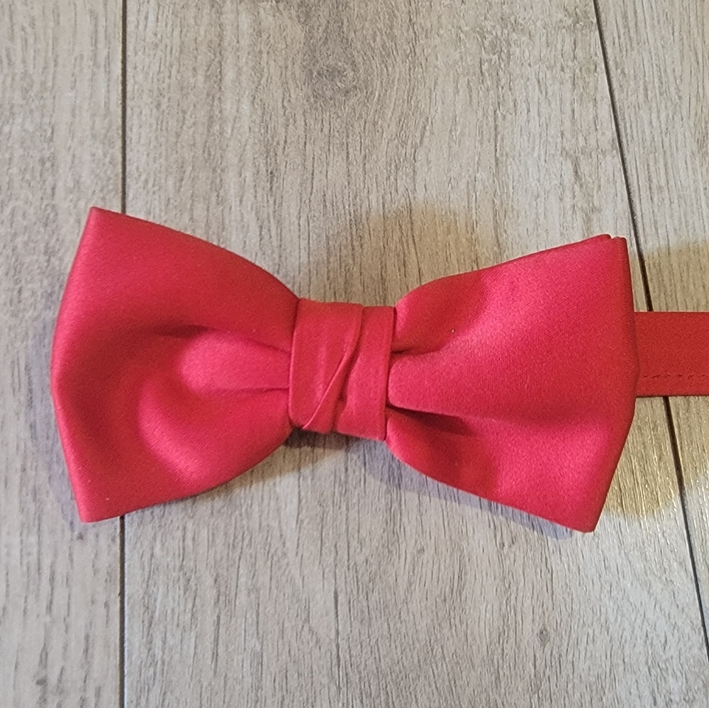 Red adjustable bow tie